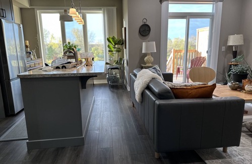 Welland Casa | 3-Bed Beauty with Scenic Backyard Views In Niagara