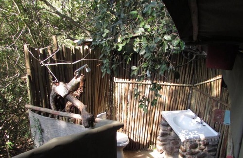 Thorny Bush Game Reserve Cabina | Carpa de 3 camas debajo de 3 árboles, para pareja más acompañante. Sonidos de león/hiena gratis