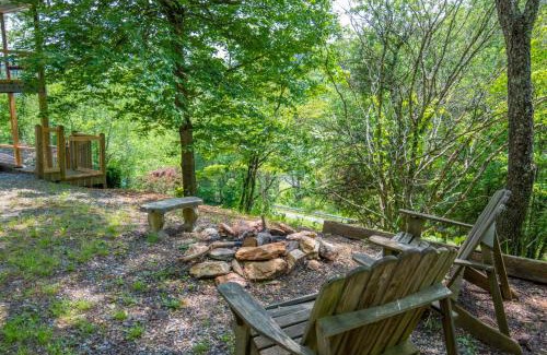 West Jefferson Casa | 3 Bed Cabin Overlooking the New River- HOT TUB, Fire Pit, Dogs OK