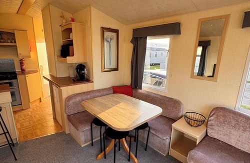 Rhyl Chalet De Esquí | 3 Bedroom, 8 Berth, cosy static family caravan