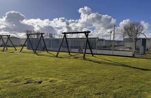 Towyn Chalet De Esquí | 3 Bed Caravan - Sleeps 8 - Pet friendly Parking