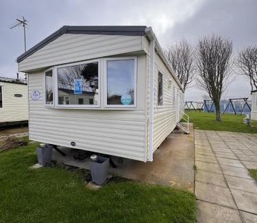 Towyn Chalet De Esquí | 3 Bed Caravan - Sleeps 8 - Pet friendly Parking
