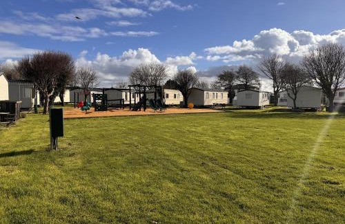 Towyn Chalet De Esquí | 3 Bed Caravan - Sleeps 8 - Pet friendly Parking