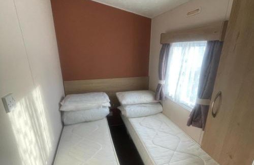 Rhyl Chalet De Esquí | 3 Bed Caravan - Sleeps 8 - Pets - Parking - Wifi
