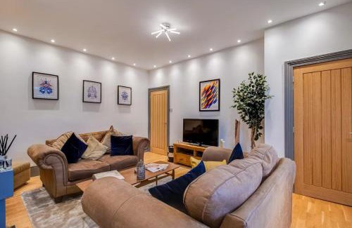 Meltham Casa | 3-Bed Countryside Cottage, Family & Pets , Sleeps 5