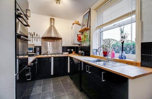 Meltham Casa | 3-Bed Countryside Cottage, Family & Pets , Sleeps 5