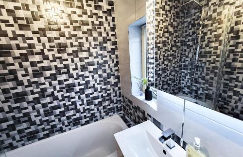 Huddersfield Apartamento | 3-Bed Family Haven with Free Parking