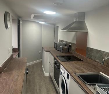 Cheadle Casa | 3 bed flat 10 mins to Alton Towers Sleeps 6-8 people