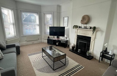 Westbourne Apartamento | 3 bed flat+parking- by beaches
