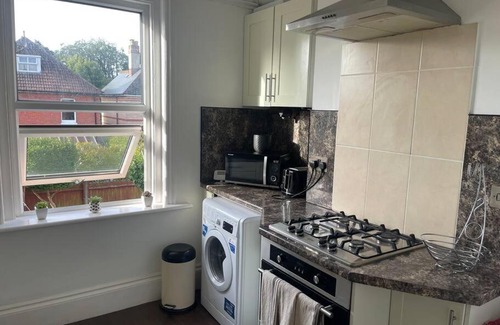 Westbourne Apartamento | 3 bed flat+parking- by beaches