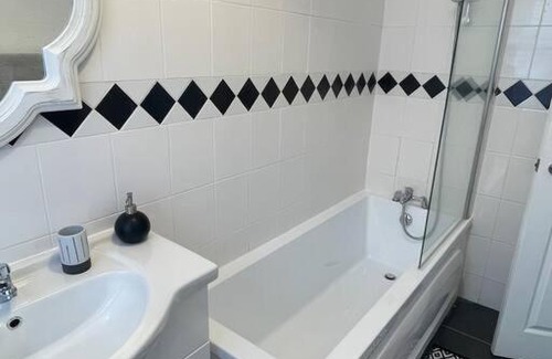 Westbourne Apartamento | 3 bed flat+parking- by beaches