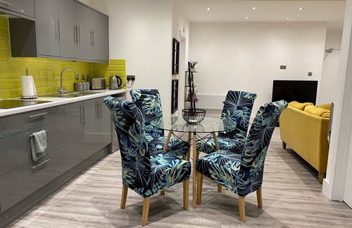Cwmbrwla Apartamento | 3 Bed Flat - Sleeps 6 - Parking - Wifi