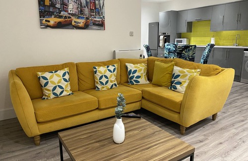 Cwmbrwla Apartamento | 3 Bed Flat - Sleeps 6 - Parking - Wifi