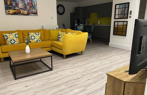 Cwmbrwla Apartamento | 3 Bed Flat - Sleeps 6 - Parking - Wifi