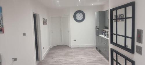 Cwmbrwla Apartamento | 3 Bed Flat - Sleeps 6 - Parking - Wifi
