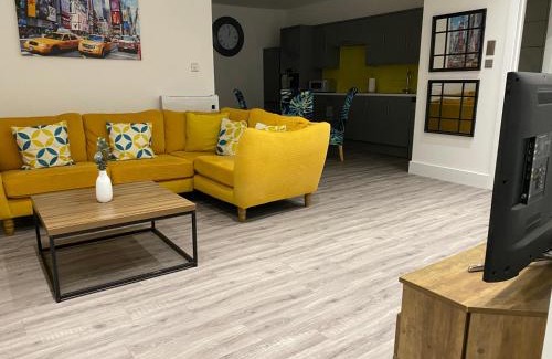 Cwmbrwla Apartamento | 3 Bed Flat - Sleeps 6 - Parking - Wifi