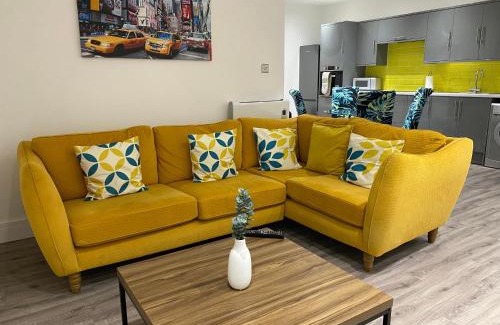 Cwmbrwla Apartamento | 3 Bed Flat - Sleeps 6 - Parking - Wifi