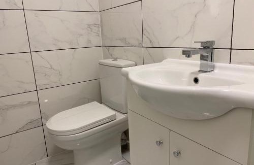 Cwmbrwla Apartamento | 3 Bed Flat - Sleeps 6 - Parking - Wifi