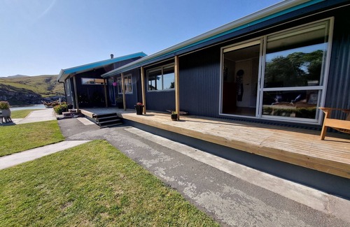 Birdlings Flat Casa | 3-bed gem in Birdlings Flat with stunning lake & ocean views – a rare retreat!
