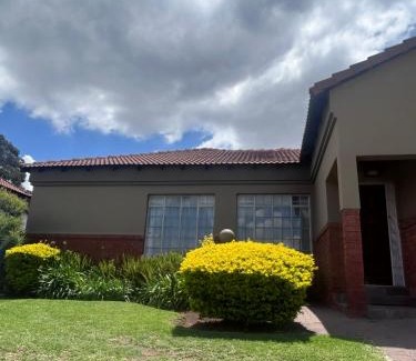 Emalahleni Casa | 3 Bed Holiday Home