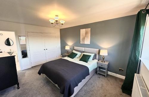 Stoke-on-Trent Casa | 3 Bed Home for Contractors & Relocators with Parking, Garden & WiFi 30 mins to Alton Towers