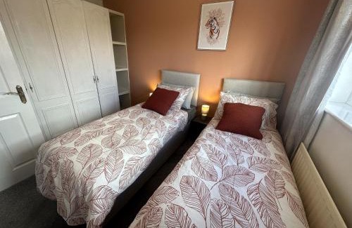 Stoke-on-Trent Casa | 3 Bed Home for Contractors & Relocators with Parking, Garden & WiFi 30 mins to Alton Towers