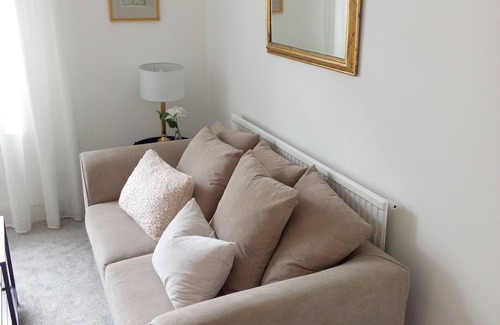 Tonypandy Apartamento | 3 Bed Home near Hiking Trails & Parks