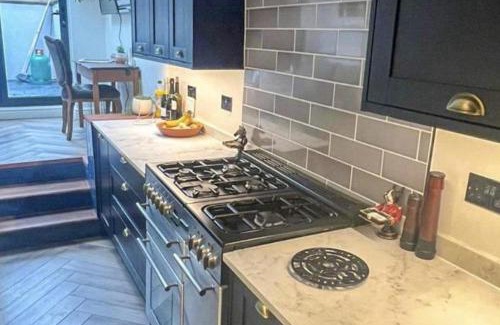 Guildford Casa | 3 Bed Home - Sleeps 6 Garden Pets Free Parking