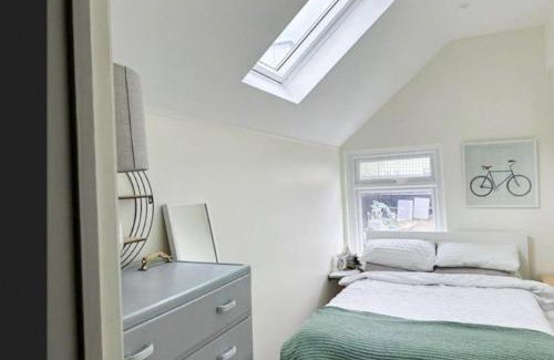 Guildford Casa | 3 Bed Home - Sleeps 6 Garden Pets Free Parking
