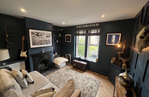 Guildford Casa | 3 Bed Home - Sleeps 6 Garden Pets Free Parking