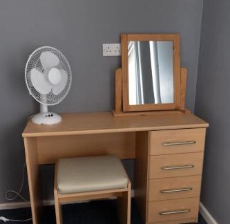 Chadderton Casa | 3 bed home sleeps 8 people located 1 min from train stop - Otley Terrace