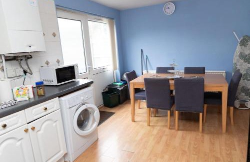 Chadderton Casa | 3 bed home sleeps 8 people located 1 min from train stop - Otley Terrace