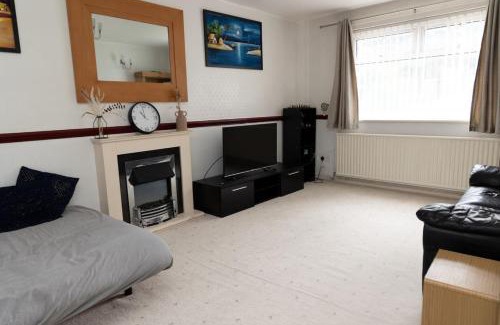 Chadderton Casa | 3 bed home sleeps 8 people located 1 min from train stop - Otley Terrace