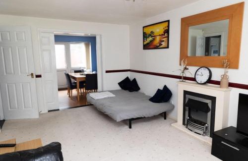 Chadderton Casa | 3 bed home sleeps 8 people located 1 min from train stop - Otley Terrace
