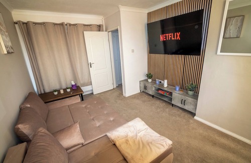 Stoke-on-Trent Casa | 3 Bed Home - Sleeps 8 - Stoke City fc - Parking