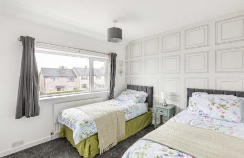 Belthorn Casa | 3 Bed House - Sleeps 5 - Parking - Garden - Wifi