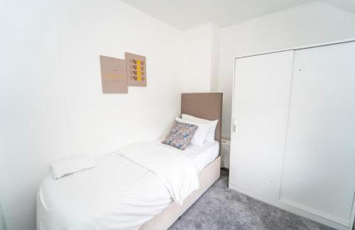 Leicester Casa | 3 Bed House - Sleeps 5 - Pets - Garden - Parking