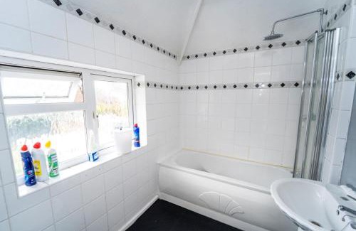 Leicester Casa | 3 Bed House - Sleeps 5 - Pets - Garden - Parking