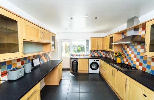 Leicester Casa | 3 Bed House - Sleeps 5 - Pets - Garden - Parking