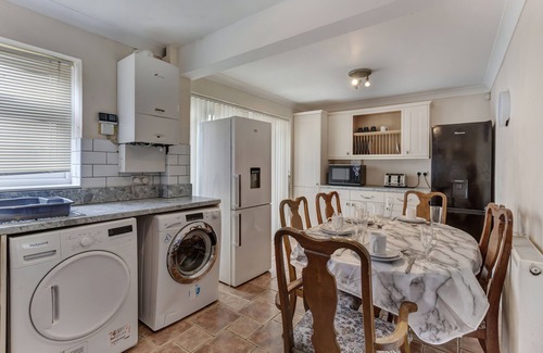 Basildon Casa | 3-Bed House, Sleeps 6, Free Parking,Wifi