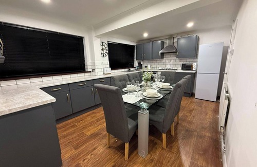 Bridgend Casa | 3 Bed House - Sleeps 6 - Parking - Wifi