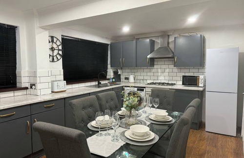 Bridgend Casa | 3 Bed House - Sleeps 6 - Parking - Wifi