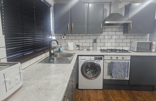 Bridgend Casa | 3 Bed House - Sleeps 6 - Parking - Wifi