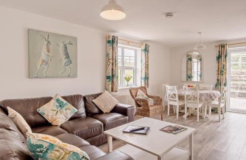Newport Casa | 3 Bed in Newport 90246