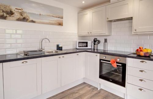 Newport Casa | 3 Bed in Newport 90246