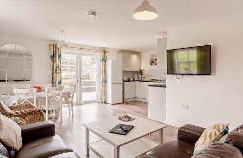 Newport Casa | 3 Bed in Newport 90246