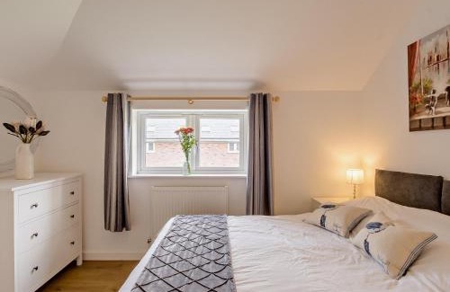 Newport Casa | 3 Bed in Newport 90253