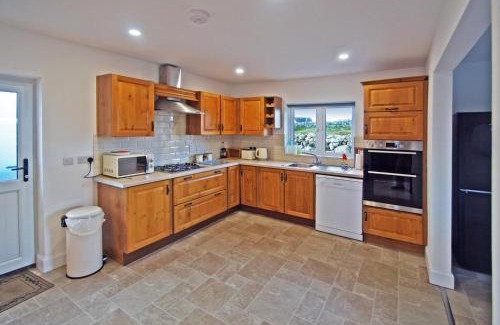 Roundstone Casa | 3 Bed in Roundstone oc-i234