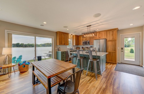 Lindstrom Cabaña | 3 Bed Lake House with Balconies and HOT TUB