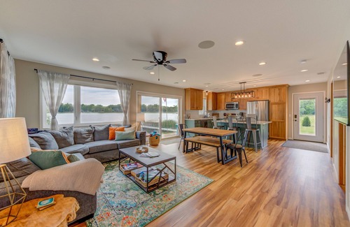 Lindstrom Cabaña | 3 Bed Lake House with Balconies and HOT TUB